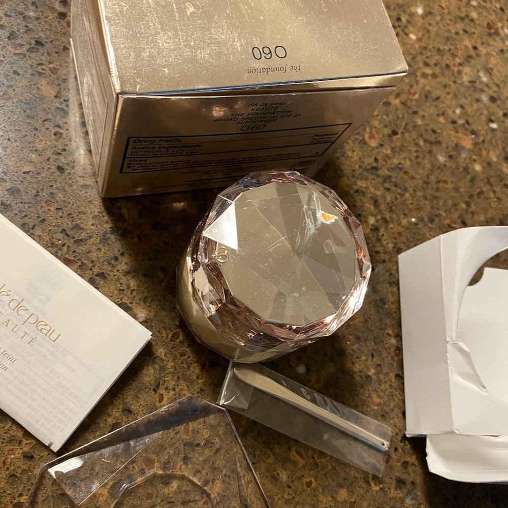 cle de peau THE FOUNDATION SPF 21 O60 Very Deep Ochre luxury